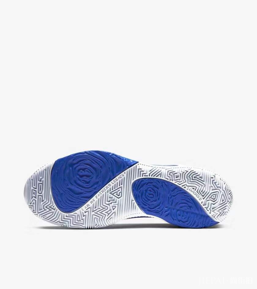 字母哥已上脚！小心这双 Zoom Freak 1 突袭发售！