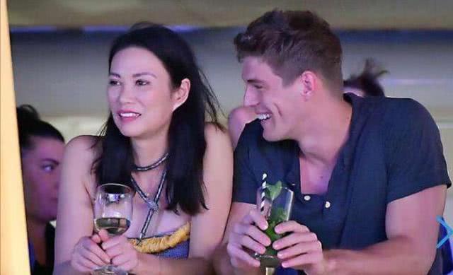 50岁邓文迪与23岁小男友彻底掰了，男方公开与漂亮新女友亲吻