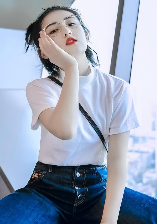 张子枫化浓妆晒自拍美照,摘下眼镜的那一瞬间,那是心动的感觉!