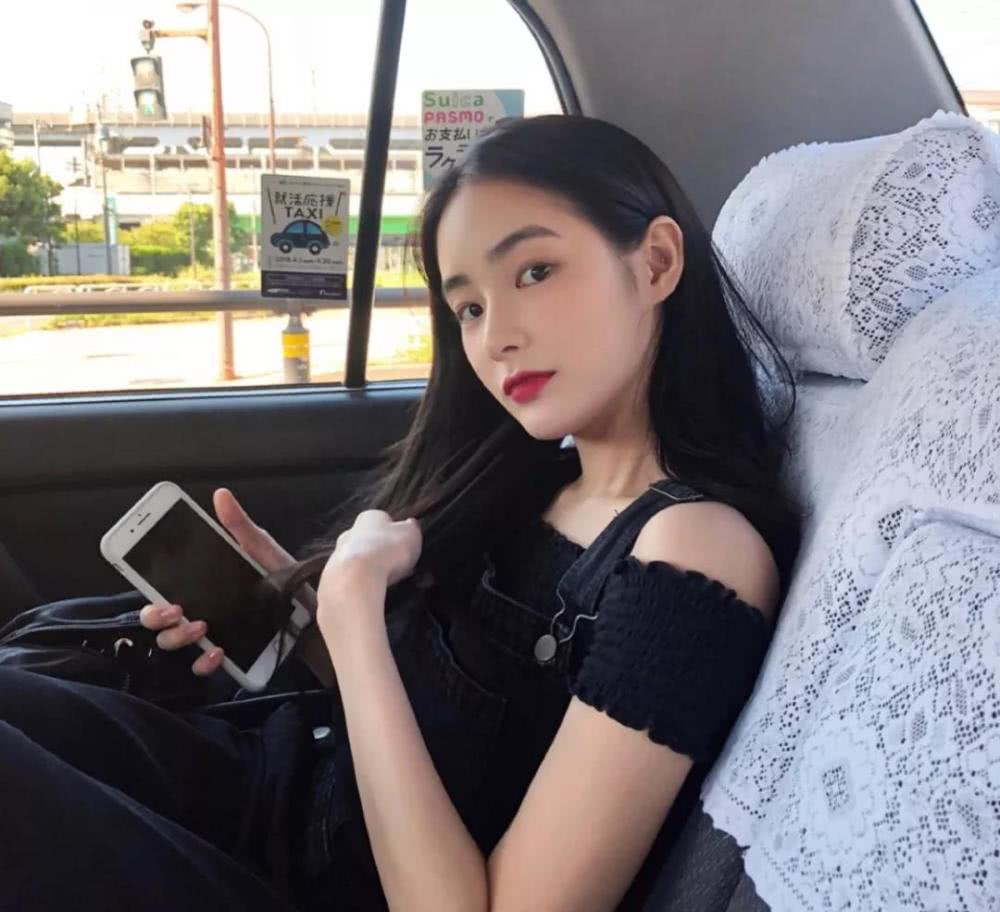 这位美女拥有可清纯可冷艳的五官，被力捧为“最新整容模板”