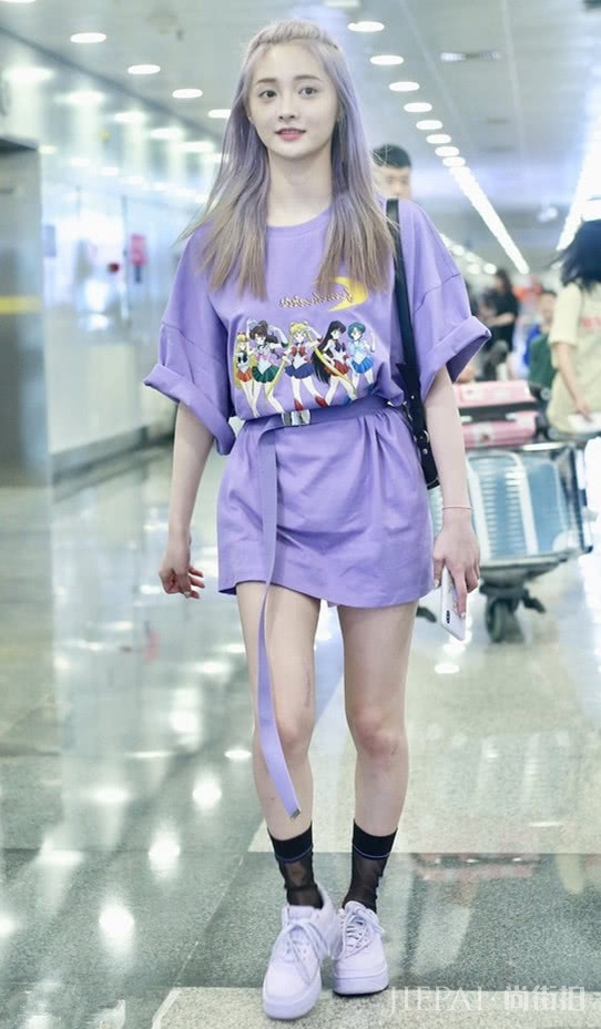 夏末初秋用梦幻紫色连衣裙,秀出你的高贵典雅