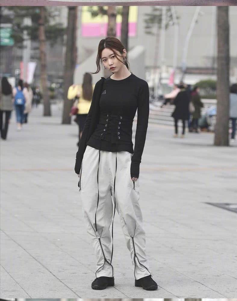 国内美女街拍：卫衣秋衣搭配好好看，精致过一个秋天