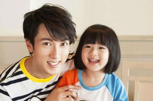 本以为吴尊女儿够漂亮了,看见贺军翔女儿,才懂啥叫天生的明星脸