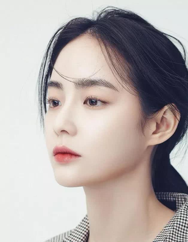 这位美女拥有可清纯可冷艳的五官,被力捧为“最新整容模板”