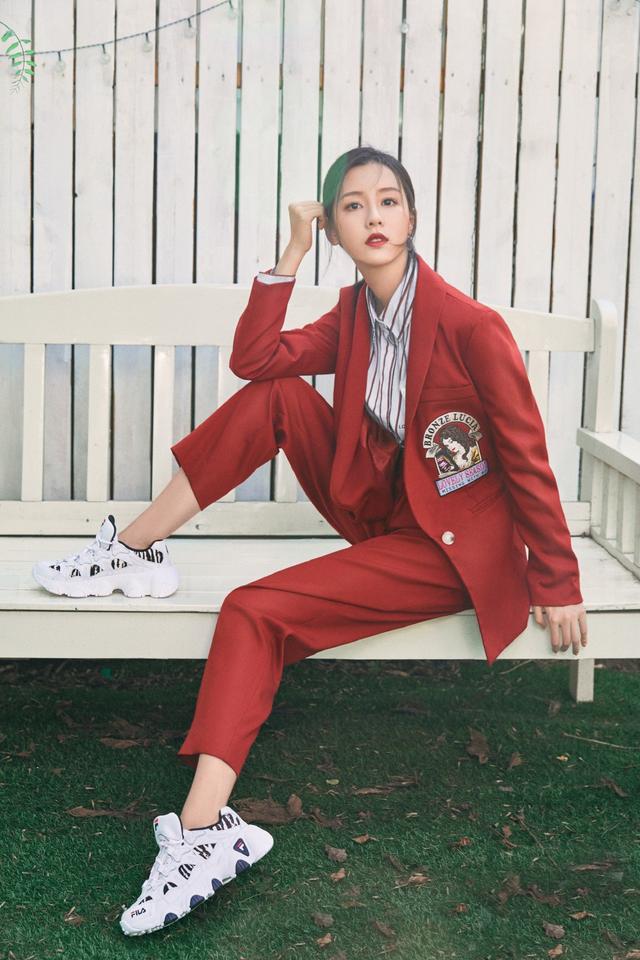 陈都灵V领豹纹拼接裙，搭配高筒靴，漂亮的美腿太好看