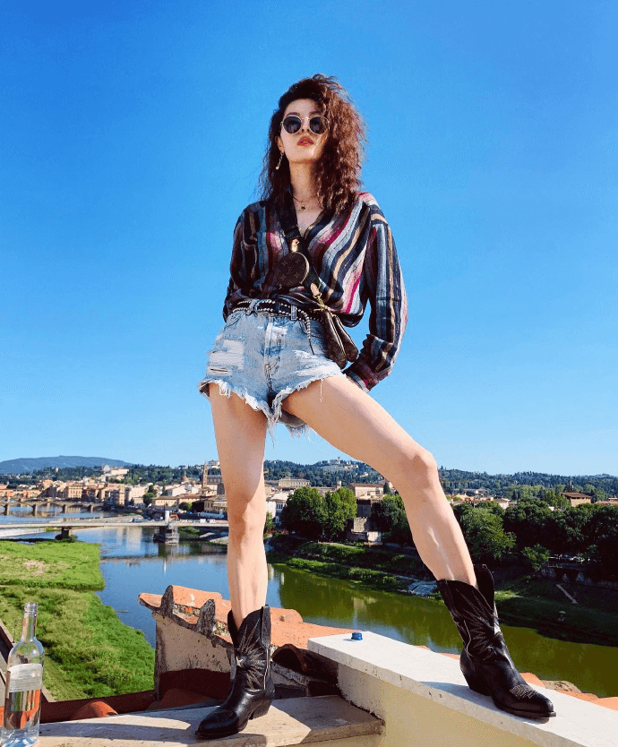 钟楚曦意大利旅拍,随性爆炸头搭牛仔热裤,景美人飒实在抢镜