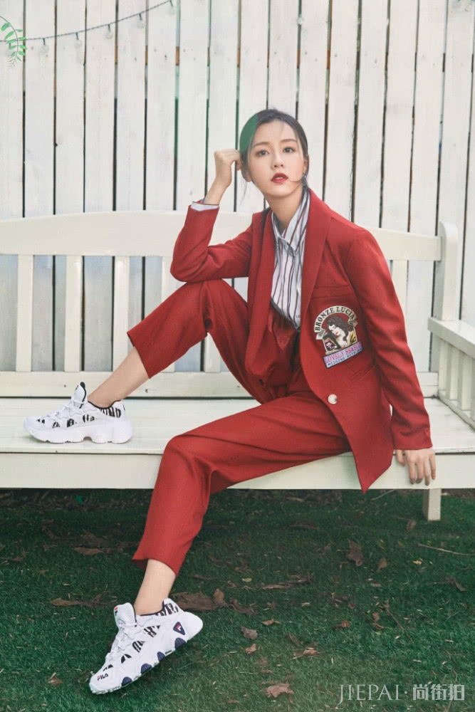 陈都灵不仅长的好看,穿衣也不简单!穿“反差”裙好冷艳,配长靴更显腿长