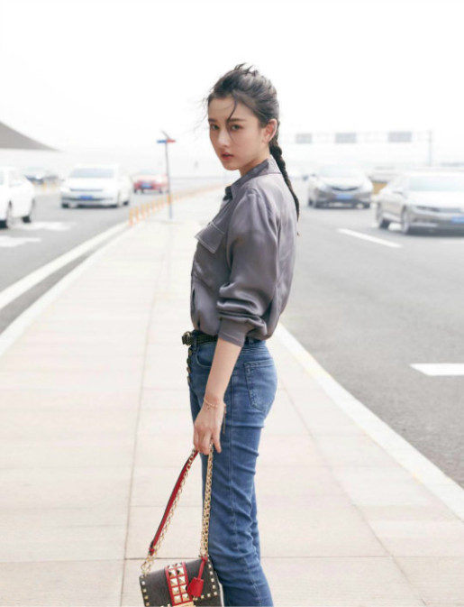 宋祖儿出发纽约时装周 演绎轻熟摩登少女