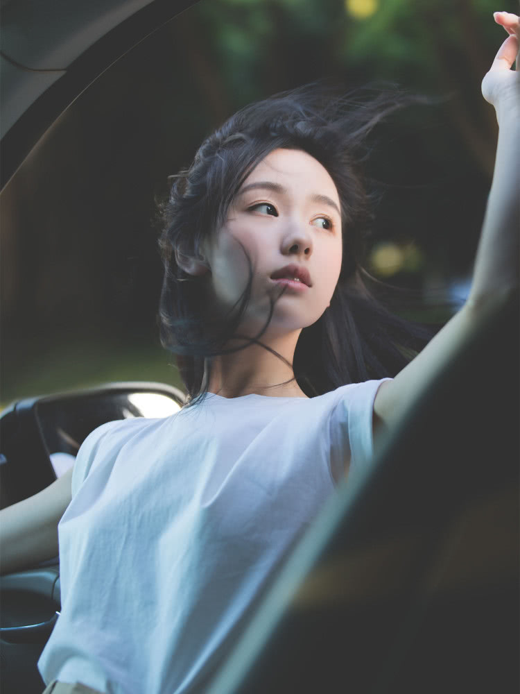 陈都灵造型现在是越来越敢穿,短发搭配西装又美又酷