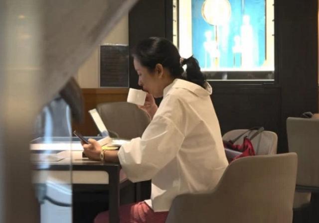 港媒拍朱玲玲逛名表店一掷千金,随后又到中医诊所很让人费解