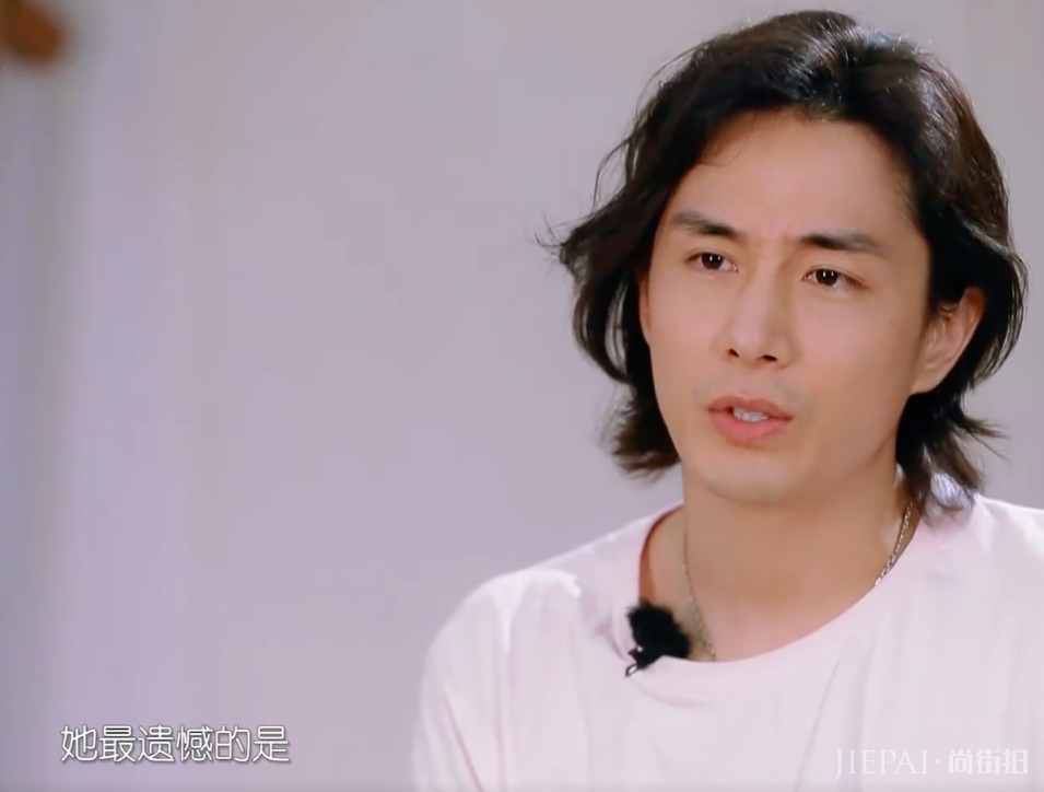 戚薇墓地悼念过世外公,李承铉跪地陪伴,身旁摄像机却引热议