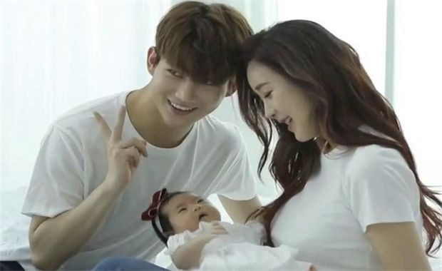 她因三级片出名，42岁时嫁24岁富二代，如今一家三口幸福美满