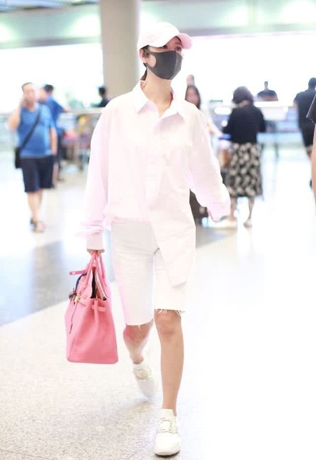 43岁林心如粉色穿搭少女感十足，身材苗条看不到怀二胎迹象