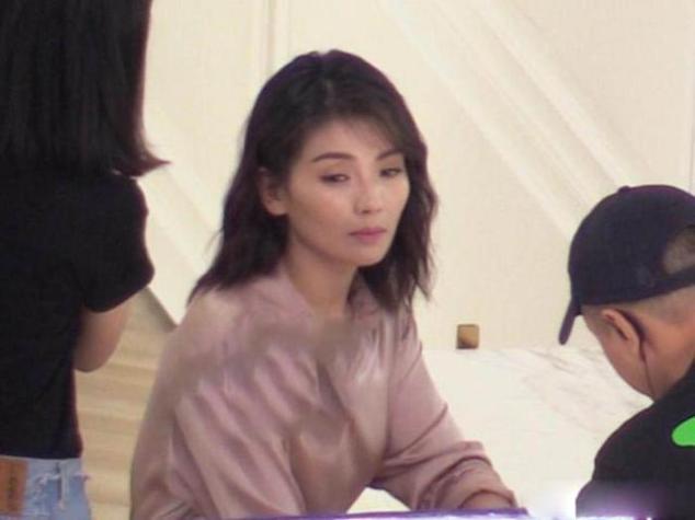 刘涛赚钱养家累垮!深夜开工困到睁不开眼,花容失色疲惫不堪