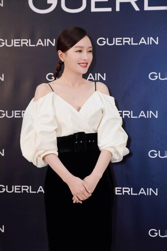 秦岚白衣黑裙优雅又有气质，葫芦辫发型好年轻