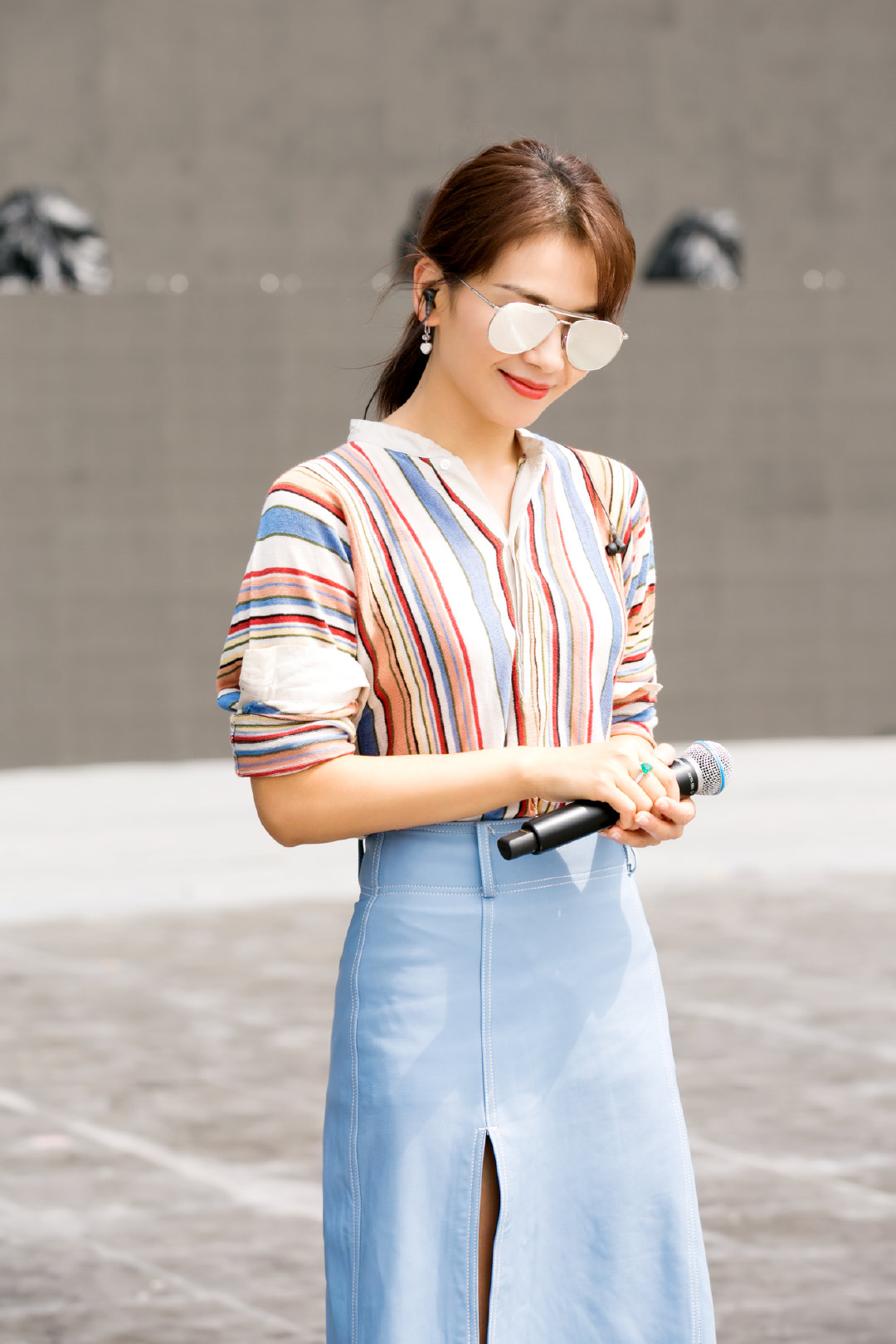 刘涛中秋晚会彩排，条纹衫搭配半裙小蛮腰太好看，砖头鞋夸张又有型