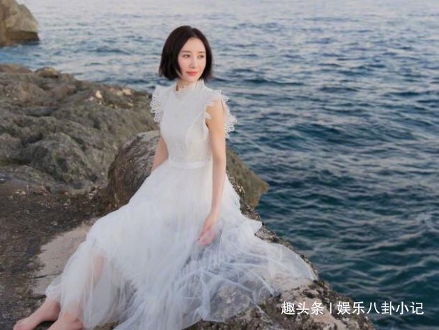 曾比杨幂红,从小被父亲抛弃10岁妈妈离世,被称娱乐圈最干净女星