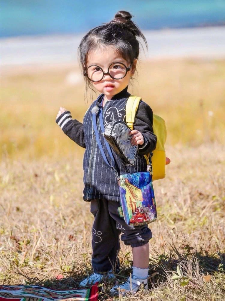 萌娃阿拉蕾开学，双马尾白T恤造型简约，私下甜美范儿俨然小女神