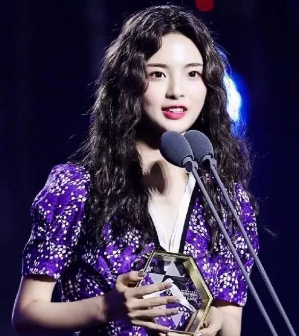 初秋流行什么发型?期中泡面头肯定会占有一个席位