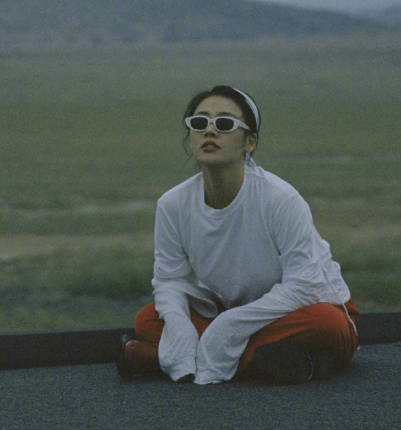 马思纯9月写真,白色上衣搭橙色长裤又飒又美