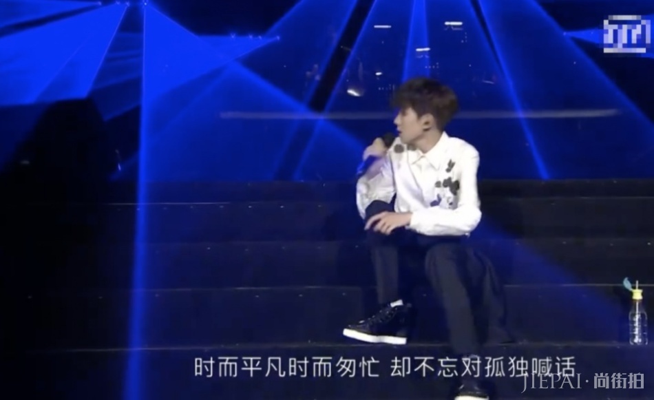 王源演唱会上被巨响吓到弹起!面对突发事故,他三次登台解释原因