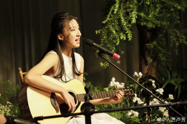 胡军女儿成人礼嘉宾阵容强大，诺一罕见露面，长大变样快要认不出