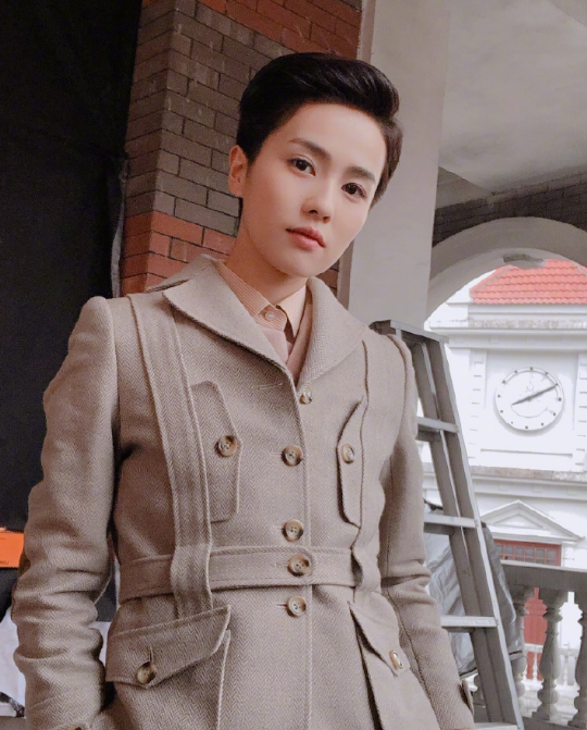 白鹿剧外甜美可爱，俏皮活泼，穿着还个性十足