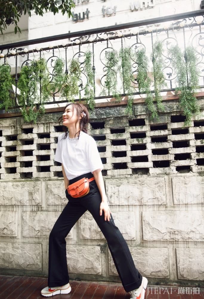 袁姗姗穿白T扎小辫,包包当腰带个性又可爱