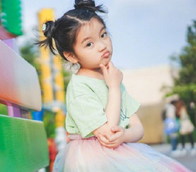 还记得素人萌娃阿拉蕾？近照穿白T活泼可爱