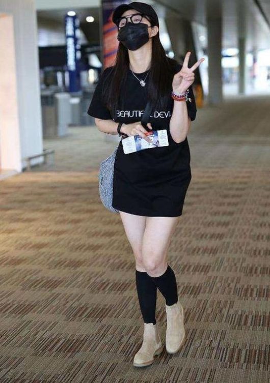 女明星蒋欣迪丽热巴关晓彤郑爽周冬雨穿长腿袜谁更迷人?