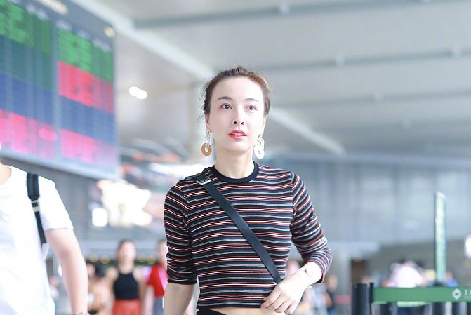 吴昕短发造型美成爆款，机场照意外露出“刘海的秘密”