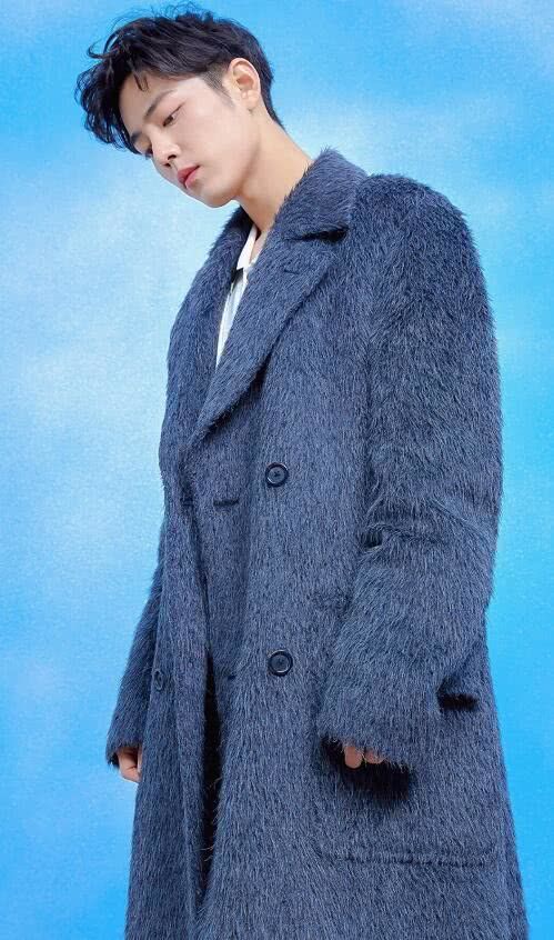 肖战拍时尚杂志，穿白色羽毛裤，大哥哥也太好看了吧