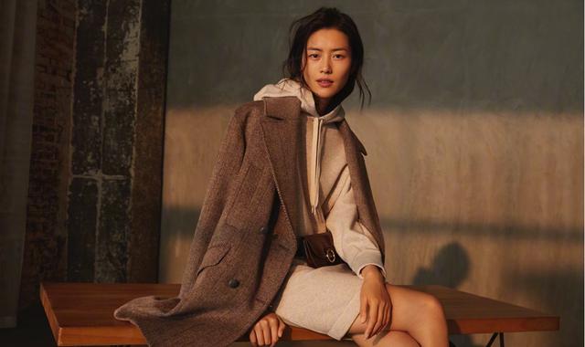 刘雯解约风波后现身机场，露招牌微笑心情好，未受时装周事件影响