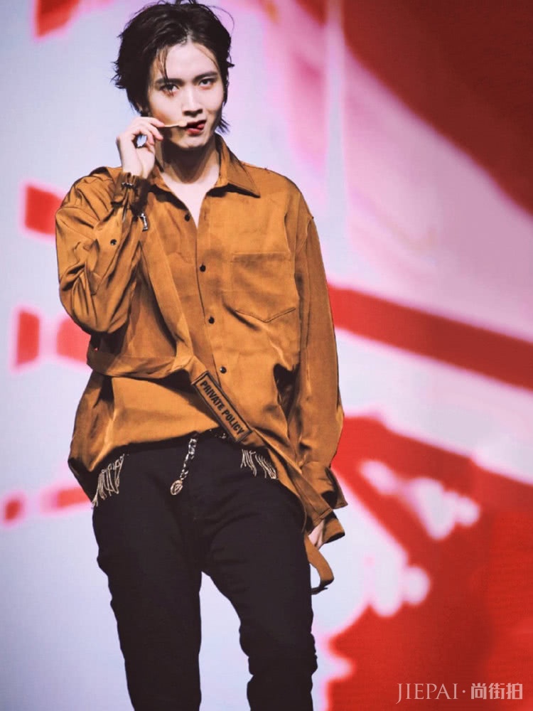 UNINE新造型,穿黑色造型耍帅,却被陈宥维土黄色抢镜!