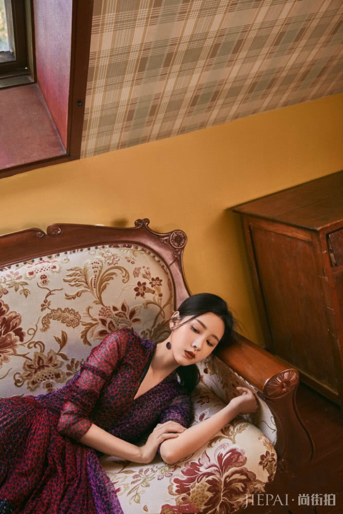 陈都灵不仅长的好看,穿衣也不简单!穿“反差”裙好冷艳,配长靴更显腿长