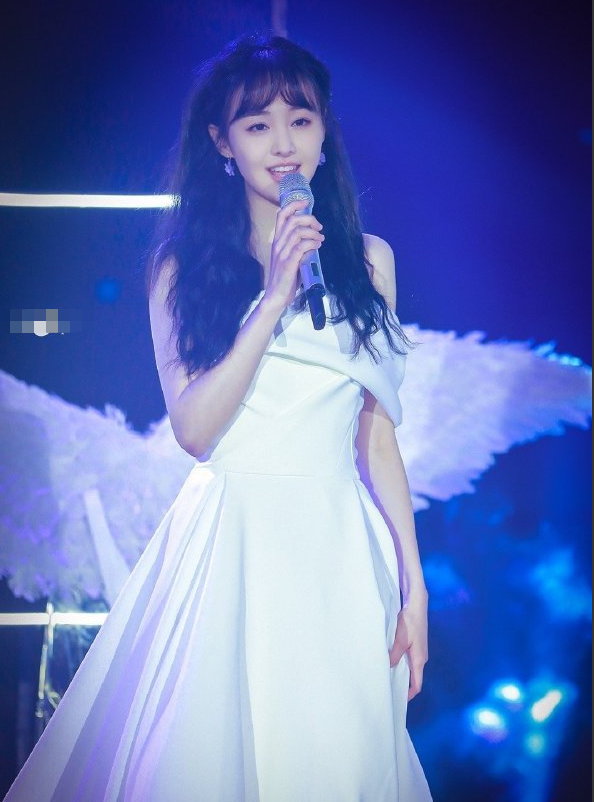 “腕线过裆”成为好身材标准？郑爽意外胜过关晓彤成最好身材女明星