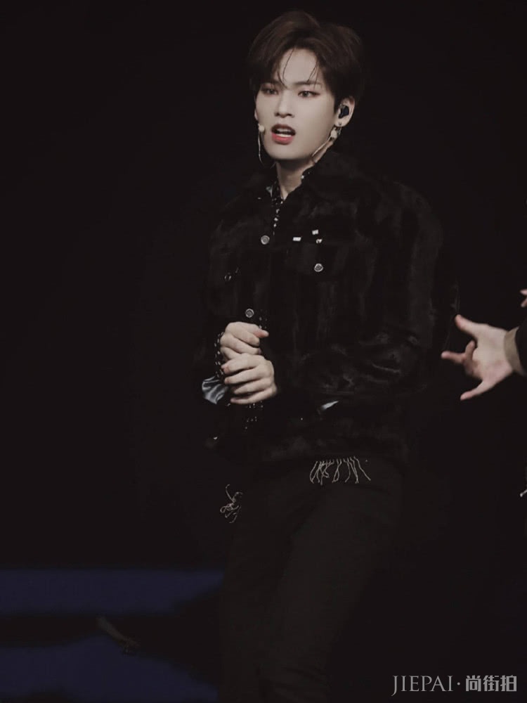 UNINE新造型,穿黑色造型耍帅,却被陈宥维土黄色抢镜!