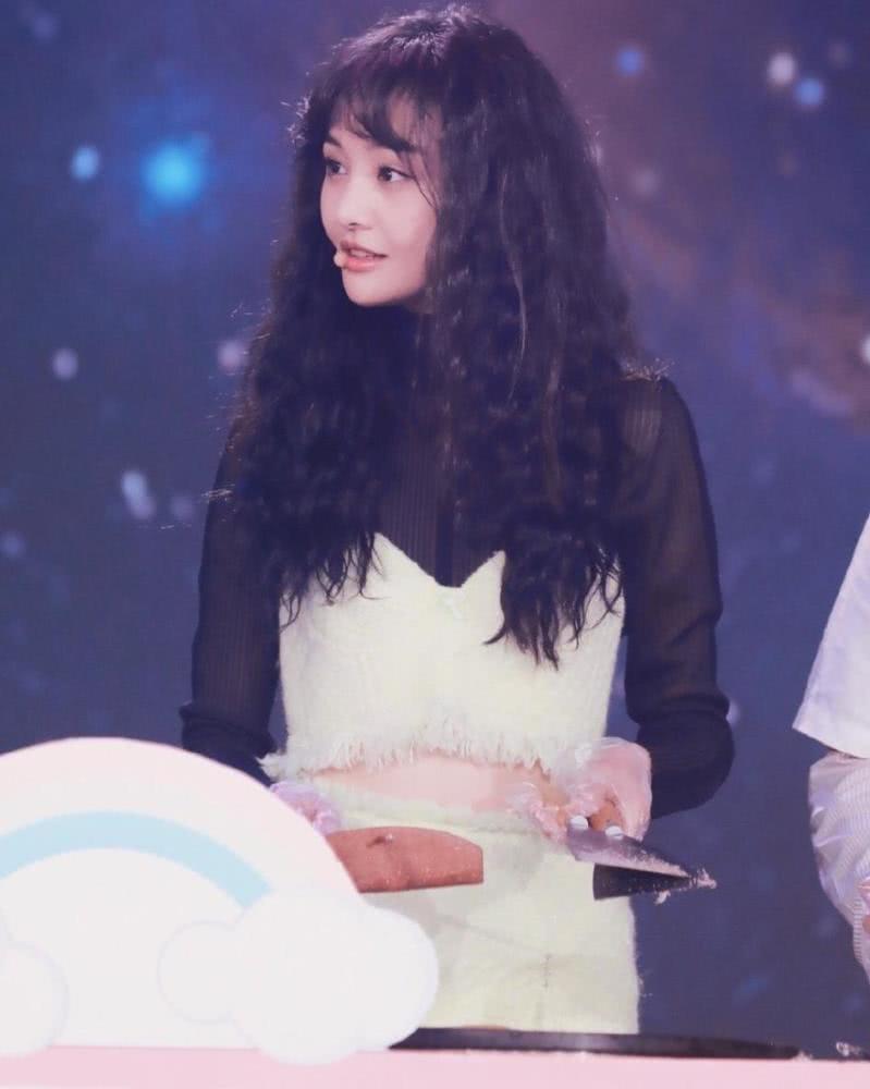 恋爱中的郑爽越来越甜了,扎双马尾美成精灵