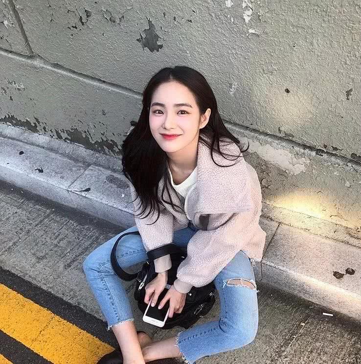 这位美女拥有可清纯可冷艳的五官，被力捧为“最新整容模板”