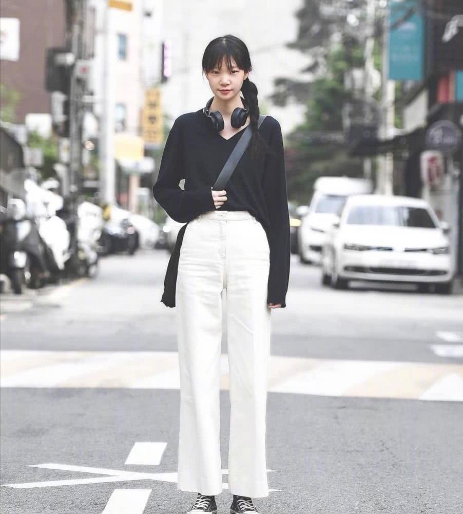 国内美女街拍：卫衣秋衣搭配好好看，精致过一个秋天