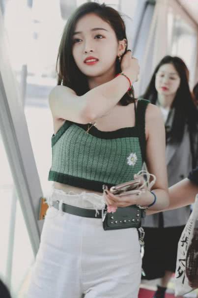 有马甲线的吴宣仪开始频繁展示她的小蛮腰，终于回归少女感了
