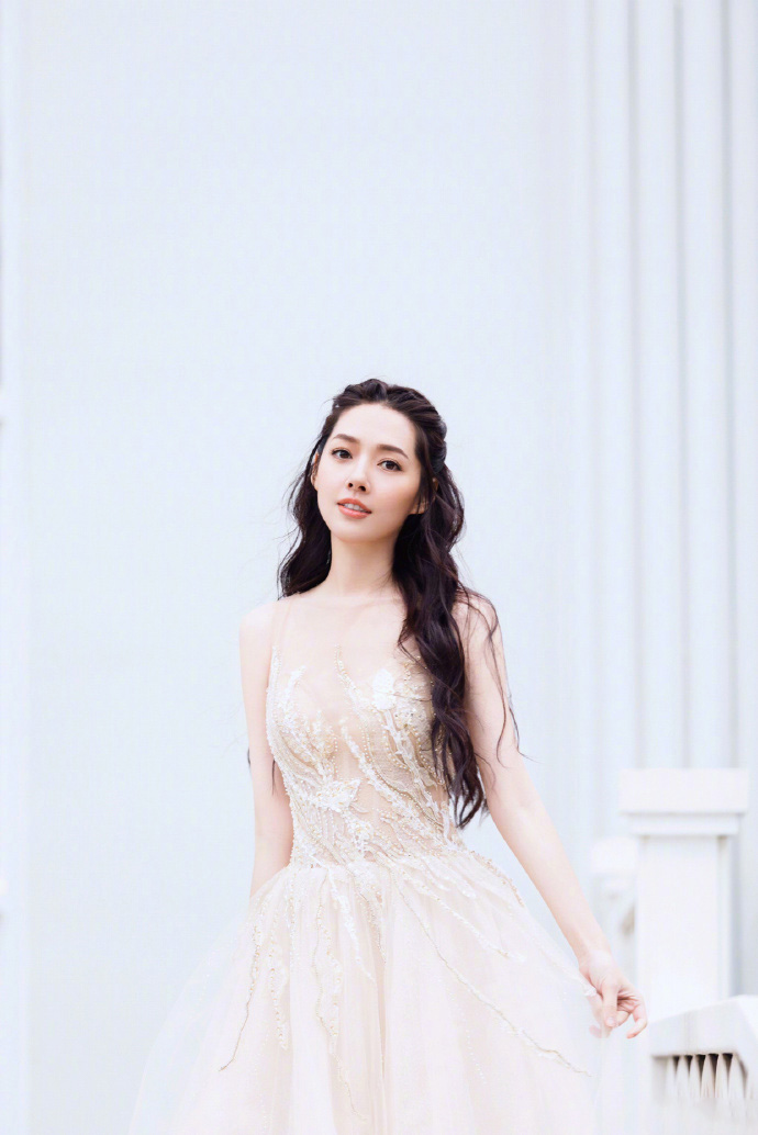 郭碧婷抹胸白裙优雅气质性感写真图片