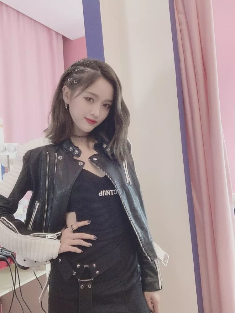 吴宣仪也太甜了吧!穿牛油果绿露脐装清新又时髦