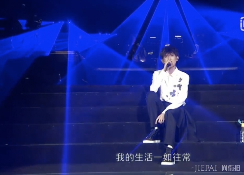 王源演唱会上被巨响吓到弹起!面对突发事故,他三次登台解释原因