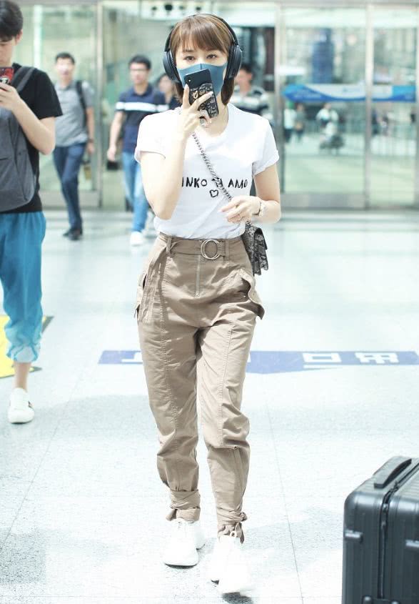 王子文及腰长发淑女气息超强,棒球帽时尚又减龄