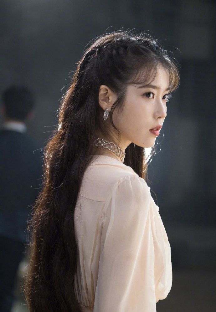 李知恩也太适合复古风了吧！8套造型演绎，名媛范太迷人