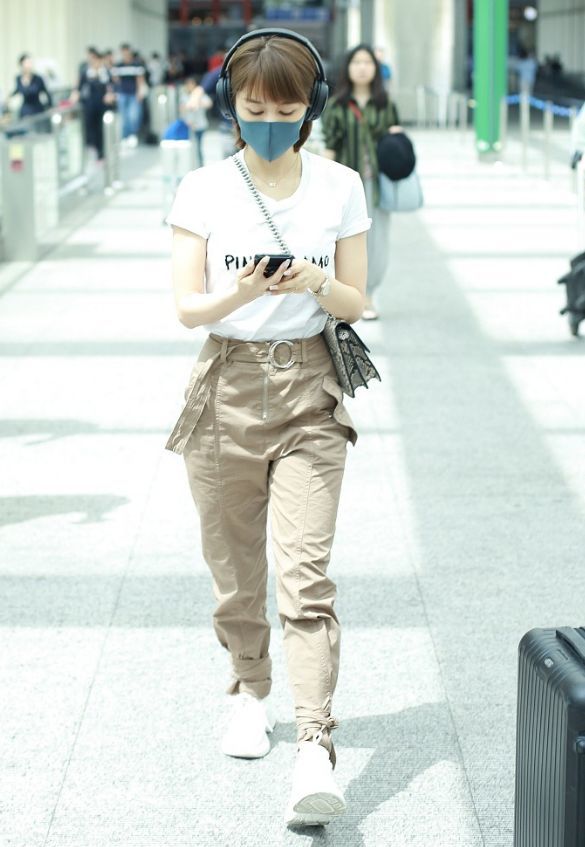 王子文及腰长发淑女气息超强,棒球帽时尚又减龄