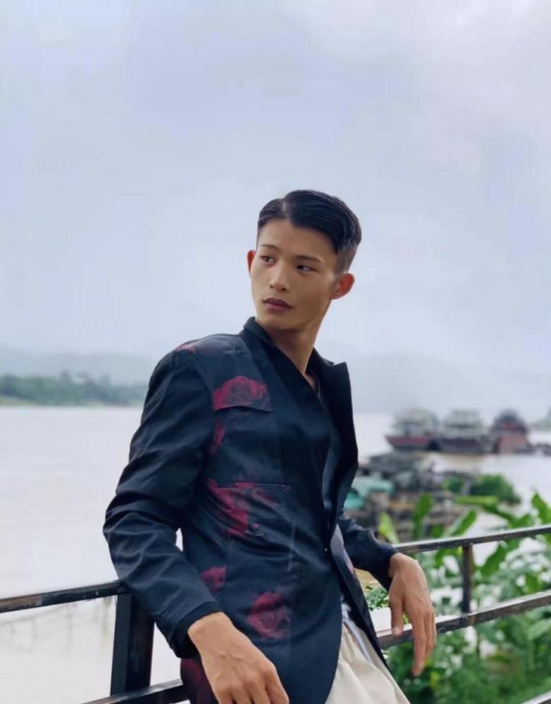 这位中国小伙把田埂变成了时装周，不仅有高级脸还有一颗追梦心