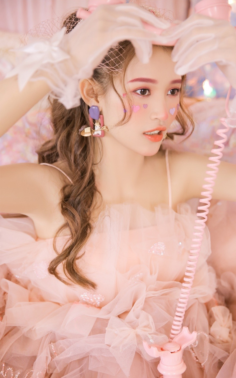 粉色蕾丝装性感美女诱惑唯美可爱风格写真图片集