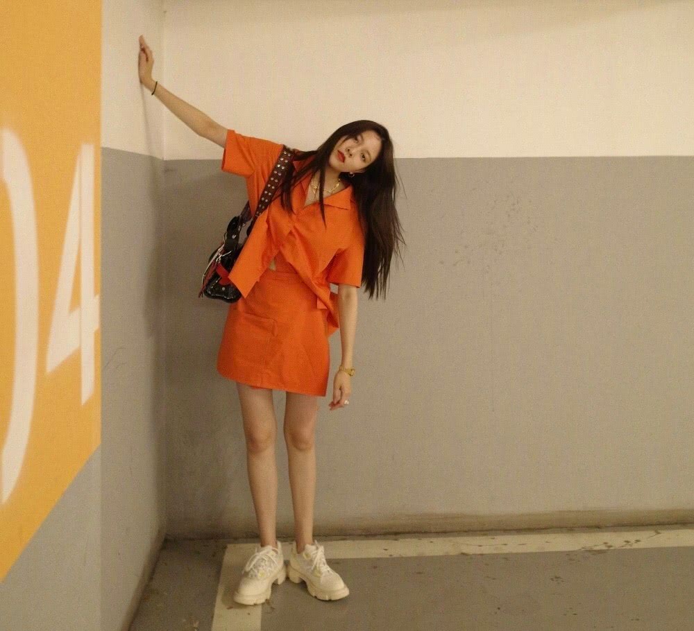 19年初秋穿什么?宋妍霏西装配高腰阔腿裤,显高显腿长气质满分